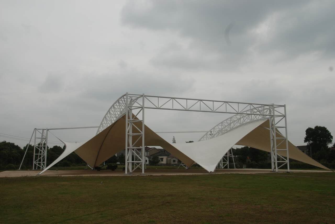 防高空坠落的伸缩雨棚-1